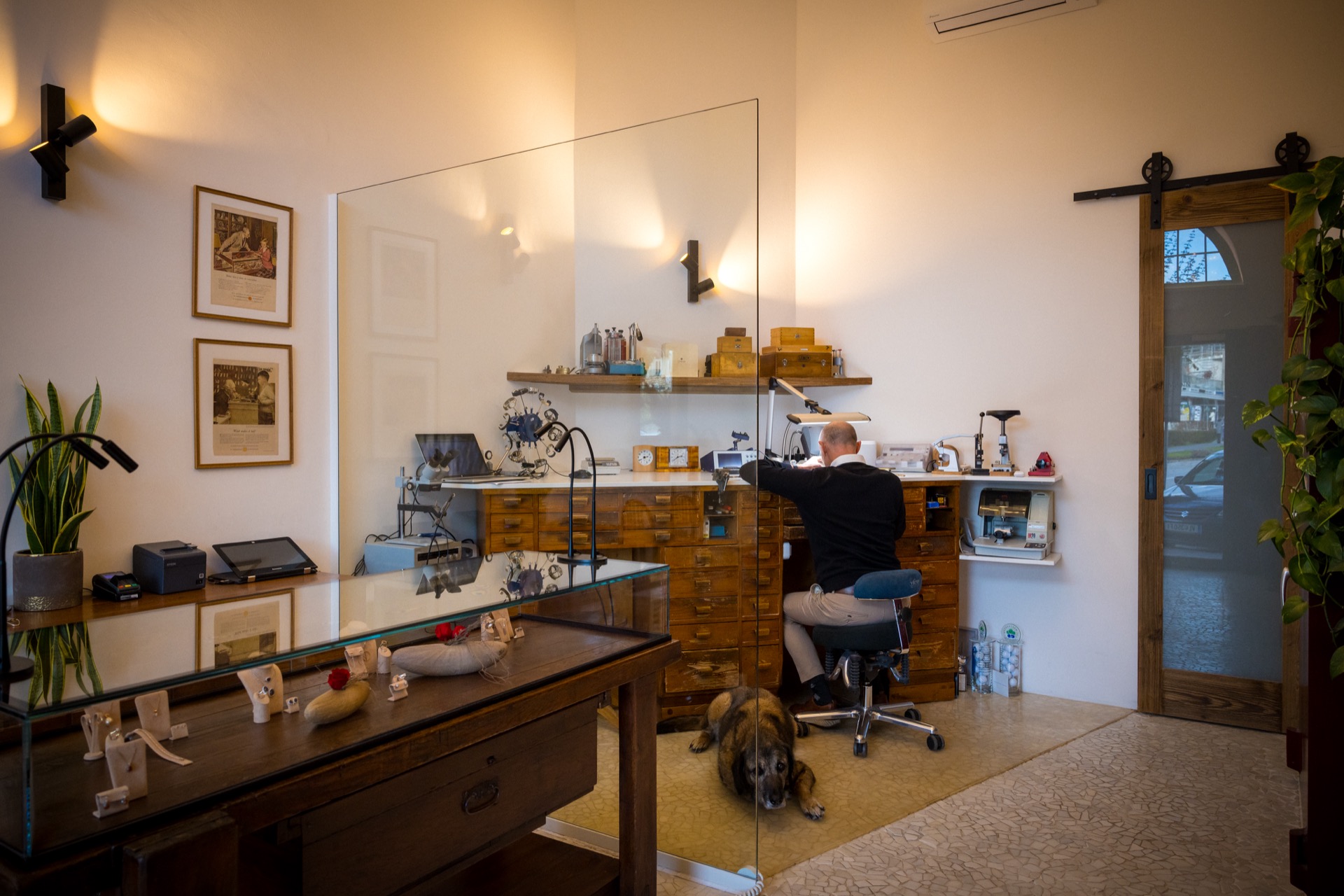 Inhaber im Schauraum Uhren & Juwelen Reichmann